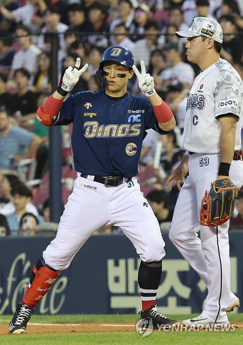 Son Ah-seop of the NC Dinos (L) celebrates after hitting a single against the Doosan Bears for a Korea Baseball Organization record 2,505th hit at Jamsil Baseball Stadium in Seoul on June 20, 2024. (Yonhap)