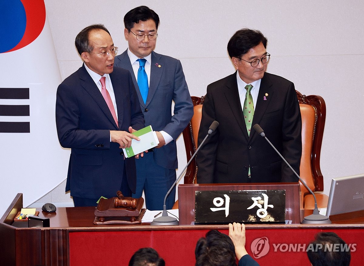 국회법 소책자 들고 항의하는 추경호 원내대표