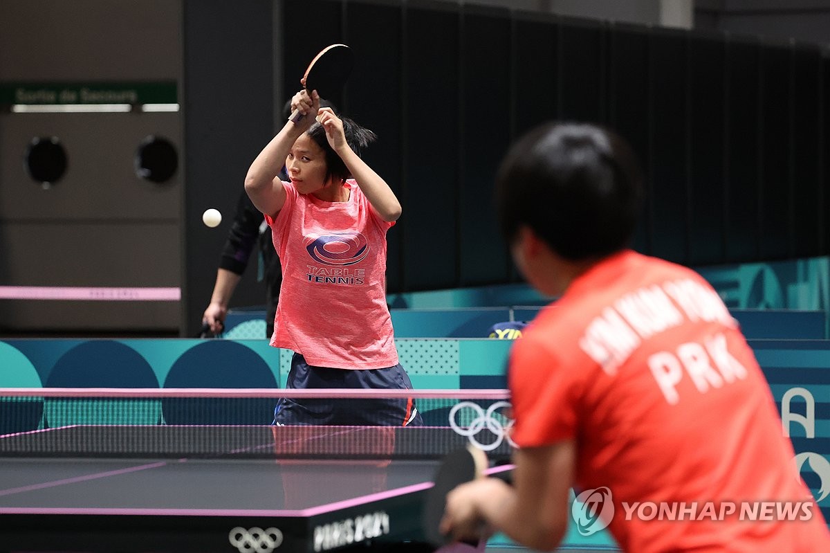 Los jugadores de tenis de mesa norcoreanos Pyon Song-gyong (izq.) y Kim Kum-yong se preparan para una sesión de entrenamiento para los Juegos Olímpicos de París en el South Paris Arena 4 en París el 22 de julio de 2024. (Yonhap)