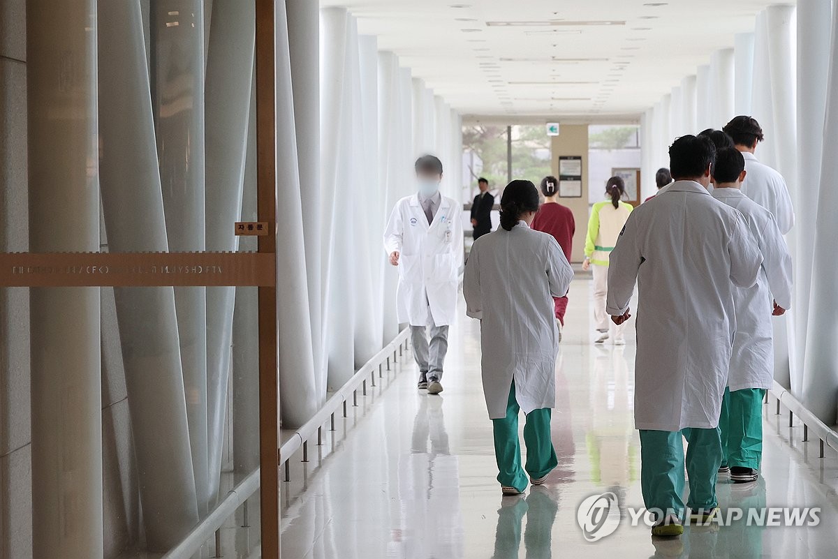 Esta foto de archivo sin fecha muestra un pasillo dentro de un hospital general universitario en Seúl. (Yonhap) 