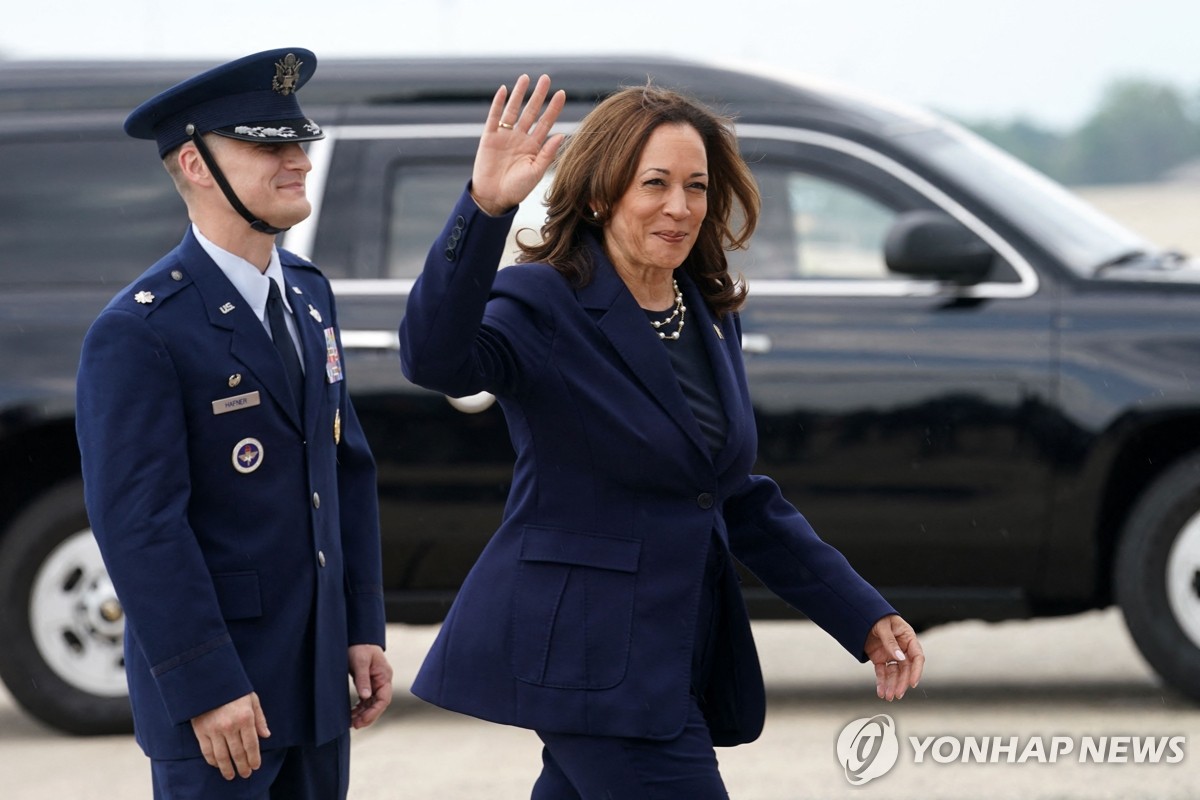취재진에 손 흔드는 해리스
