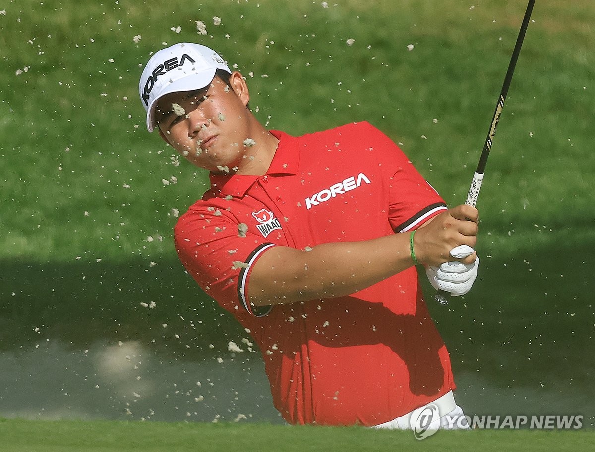 Tom Kim of South Korea hits out of a bunker on the third hole during the first round of the men's golf tournament at the Paris Olympics at Le Golf National in Guyancourt, France, on Aug. 1, 2024. (Yonhap)