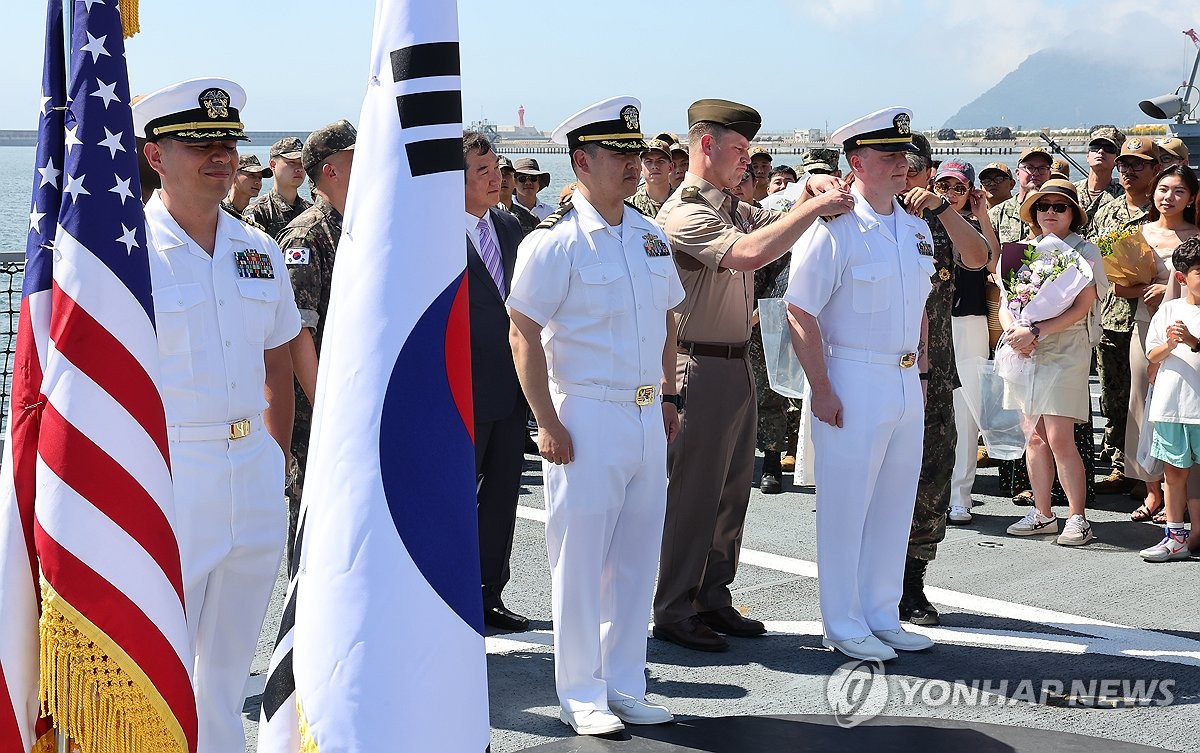 '한·미 해군 간 최초'…주한미해군사령부 장교 경남함 함상 진급식