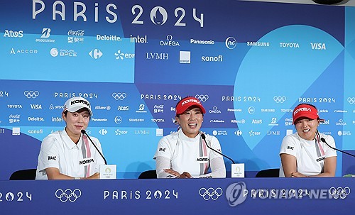 S. Korean female golfers at news conference