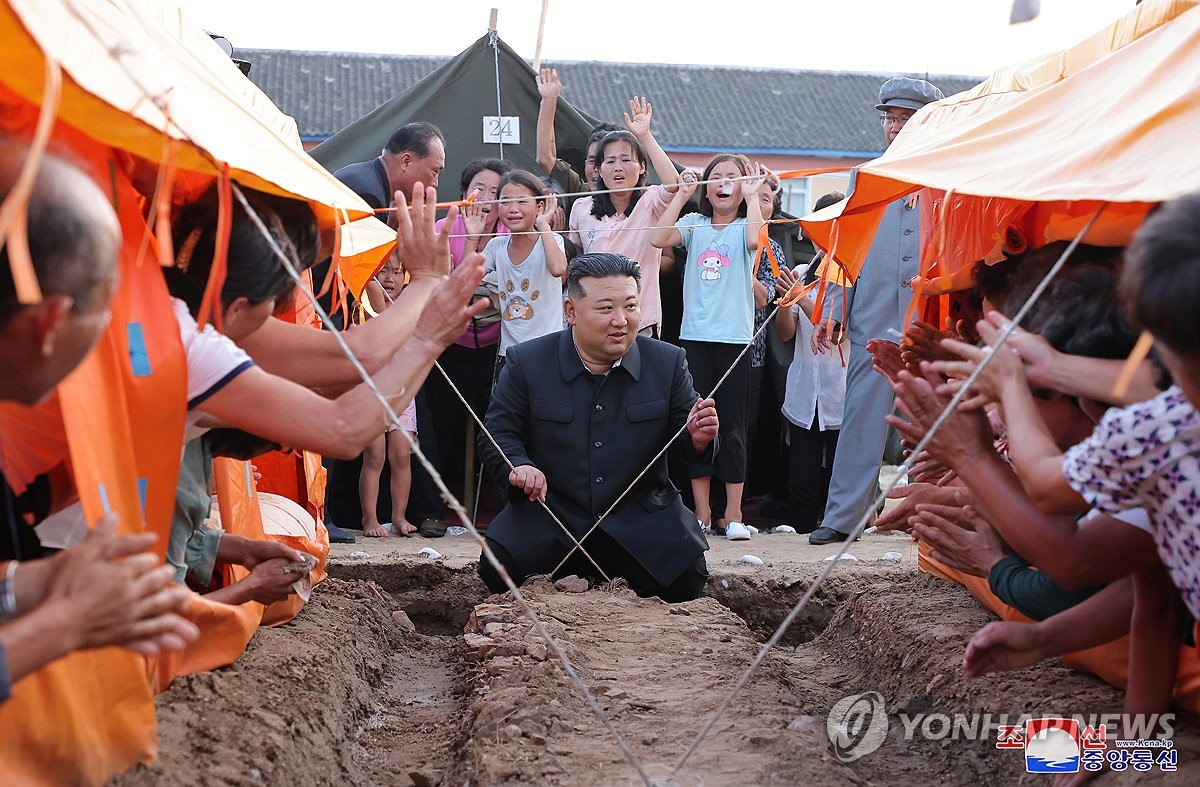 El líder norcoreano Kim Jong-un (centro) visita un refugio temporal en el condado de Uiju, en la provincia de Pyongan del Norte, para ofrecer apoyo por los daños causados ​​por las inundaciones, en esta fotografía publicada por la Agencia Central de Noticias de Corea, el 10 de agosto de 2024. (Para uso exclusivo en la República de Corea. No se permite su distribución) (Yonhap)