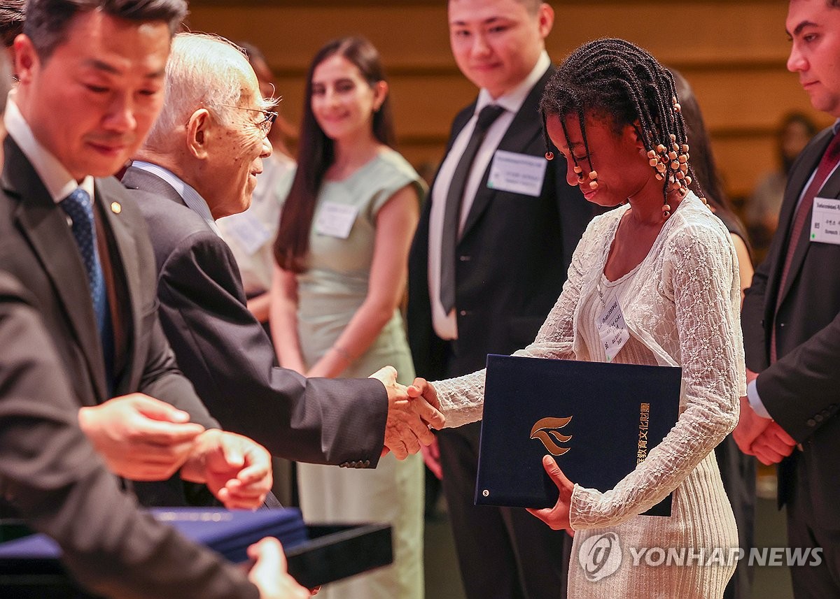 장학금 수여하는 이세중 우정교육문화재단 이사