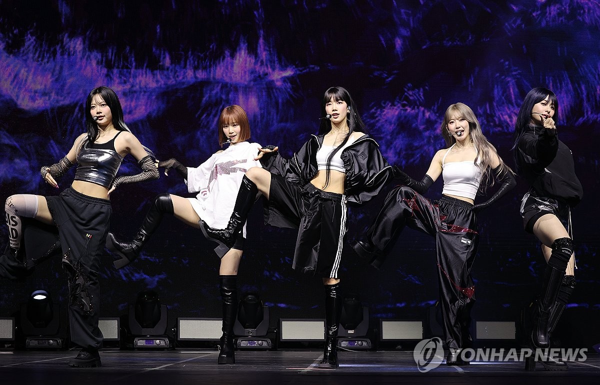 La foto de archivo, tomada el 29 de agostode 2024, muestra al grupo femenino de K-pop Le Sserafim realizando una actuación del tema principal de su cuarto miniálbum, "Crazy", durante un evento mediático para promocionar el álbum, en Seúl. 