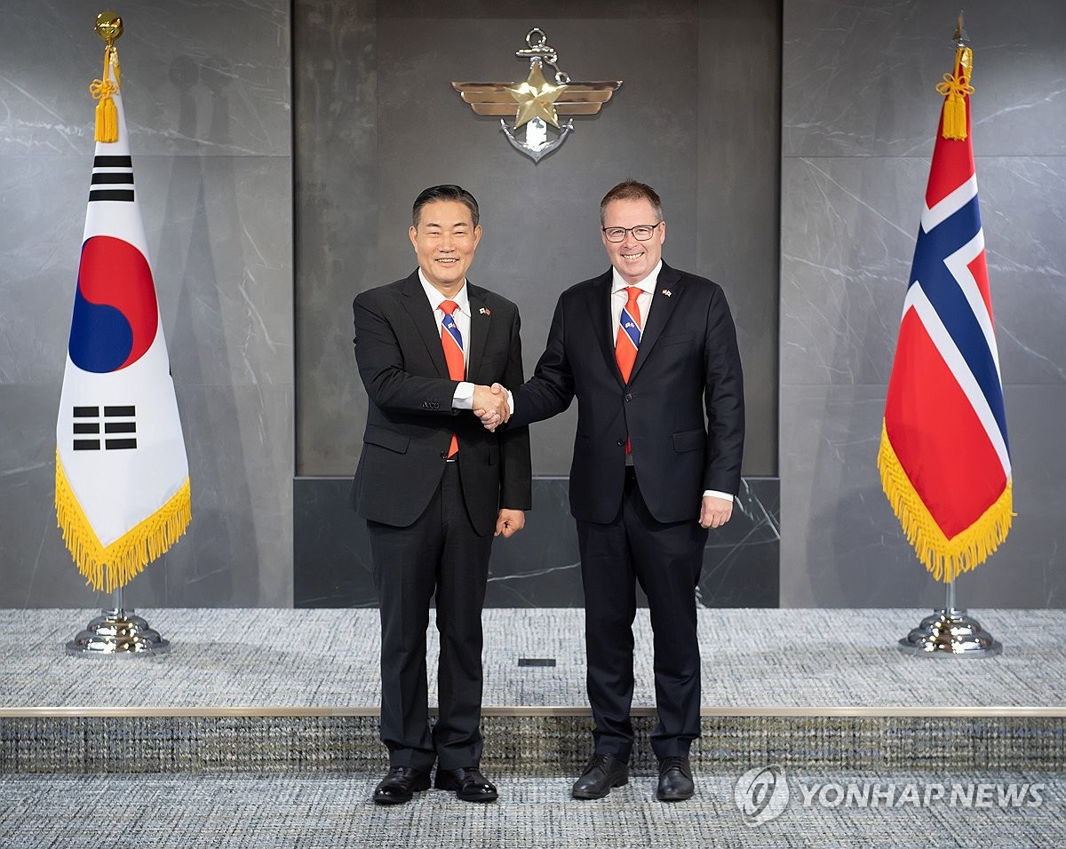 노르웨이 국방부 장관과 만난 신원식 국방부 장관