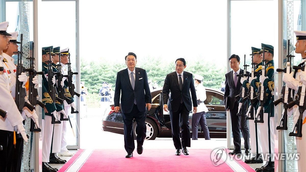 El presidente Yoon Suk Yeol (izq.) y el primer ministro japonés Fumio Kishida ingresan a la oficina presidencial en Seúl el 6 de septiembre de 2024, en esta foto proporcionada por la oficina de Yoon. (FOTO NO A LA VENTA) (Yonhap)