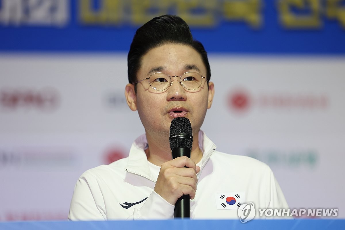 패럴림픽 결과 보고하는 배동현 선수단장