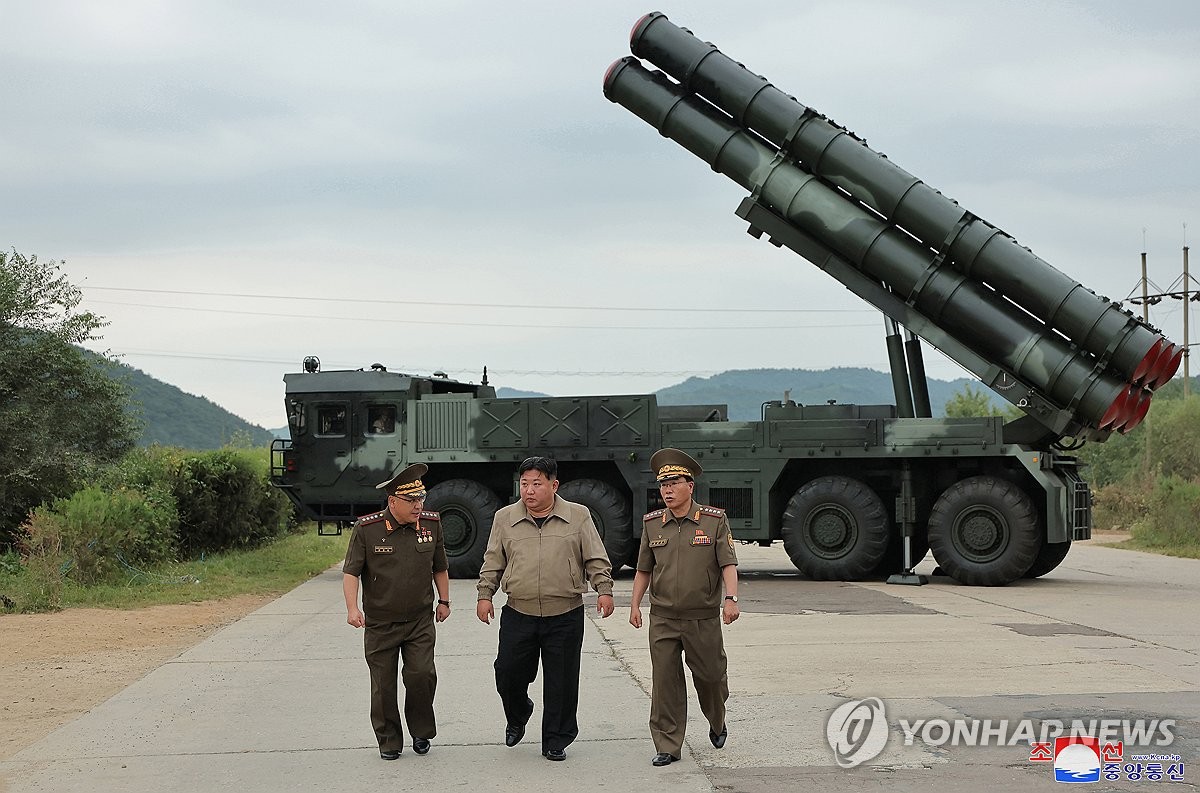 김정은, 신형 600mm 방사포차 성능검증 시험사격 참관