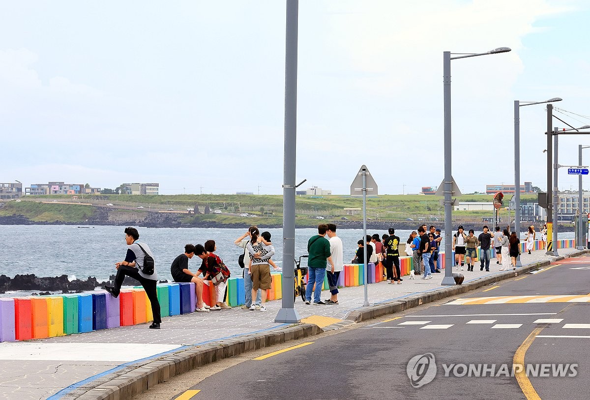 추석 연휴 무지개 해안도로 찾은 관광객들