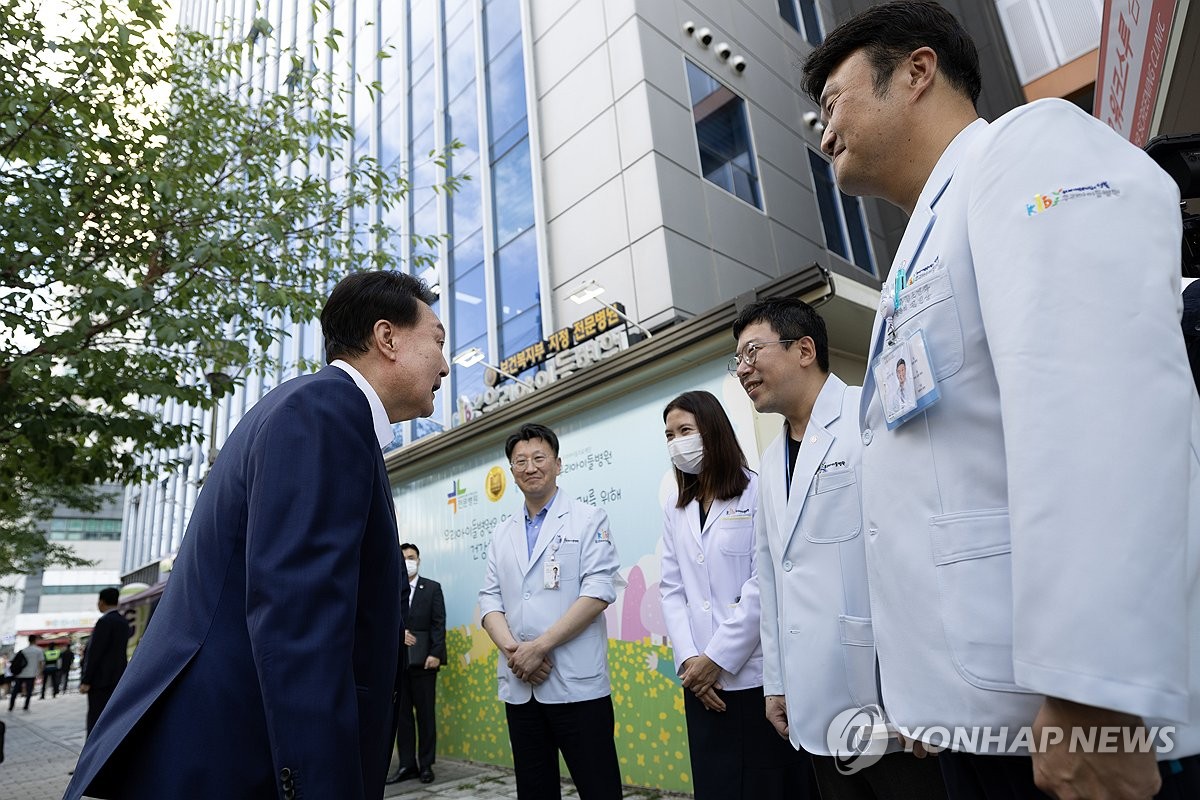 尹 "연휴 의료 걱정 많았지만 잘 이겨내…소아의료 지원·투자"