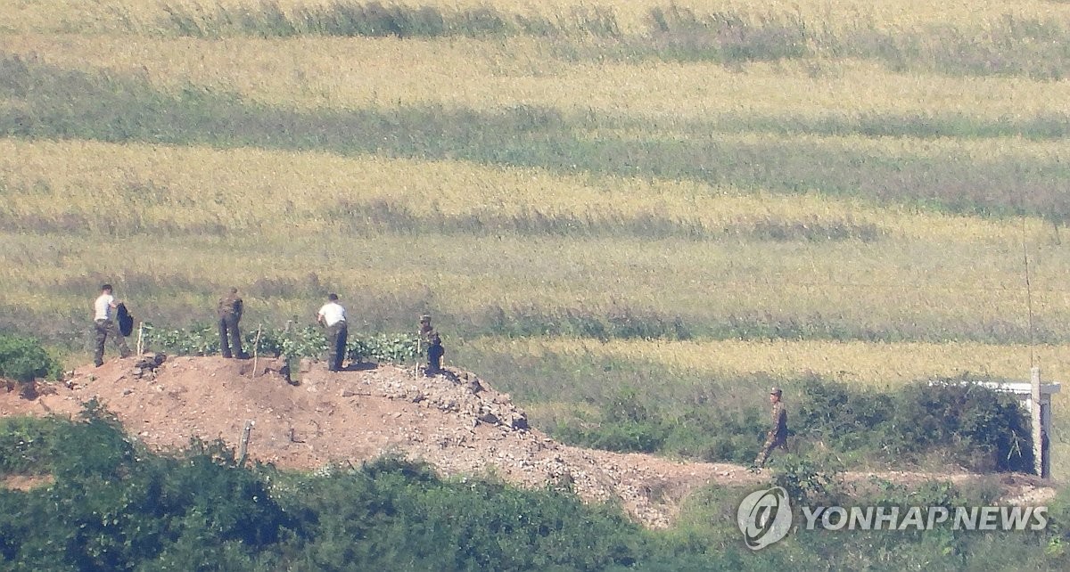 Esta fotografía de archivo del 23 de septiembre de 2024, tomada desde un observatorio en el condado surcoreano de Ganghwa, muestra a soldados norcoreanos realizando trabajos de construcción en la provincia norcoreana de Hwanghae. (Yonhap)