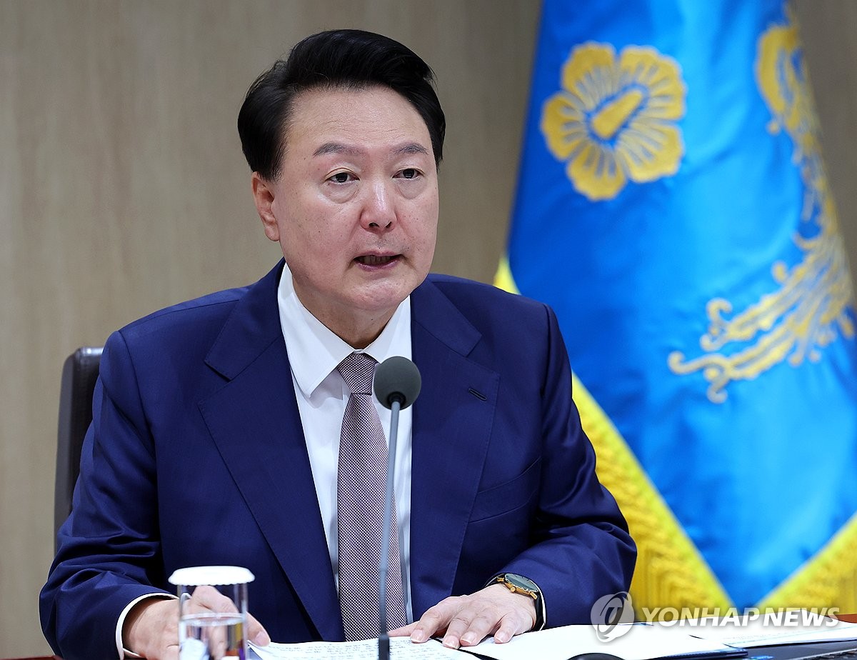 El presidente Yoon Suk Yeol habla durante una reunión del Gabinete en la oficina presidencial en Seúl el 24 de septiembre de 2024. (Foto de grupo) (Yonhap) 