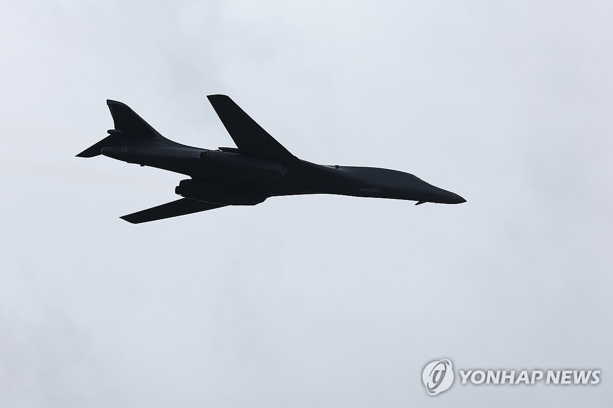 Un bombardero pesado B-1B estadounidense sobrevuela la base aérea de Seúl en Seongnam, justo al sur de Seúl, para la ceremonia del Día de las Fuerzas Armadas el 1 de octubre de 2024. (Yonhap)