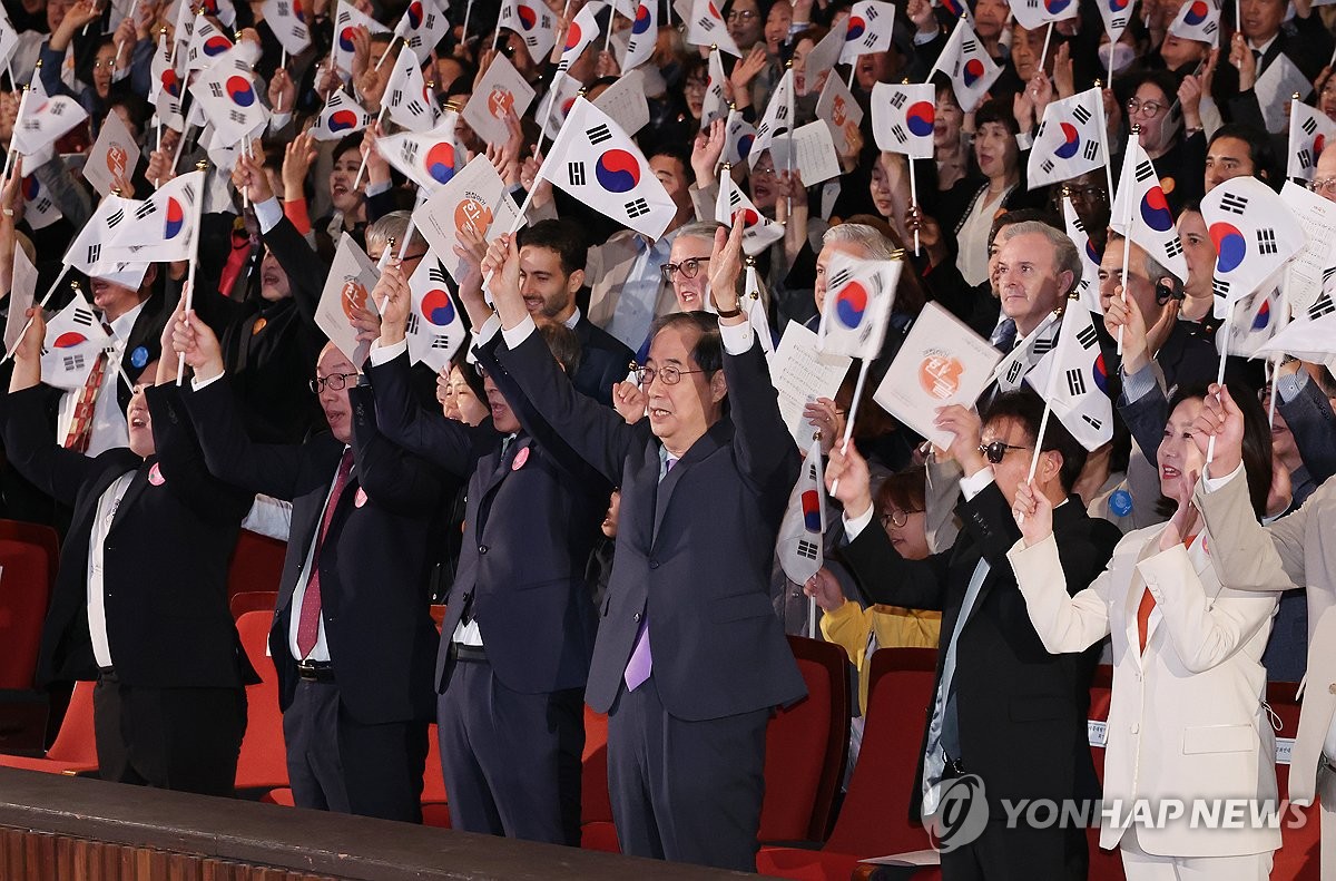 한글날 만세삼창 하는 한덕수 국무총리