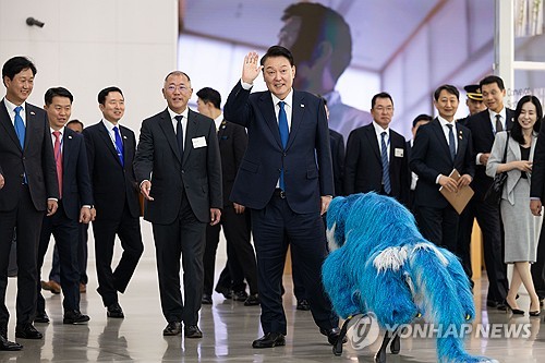 Yoon visita un centro de innovación de Hyundai en Singapur