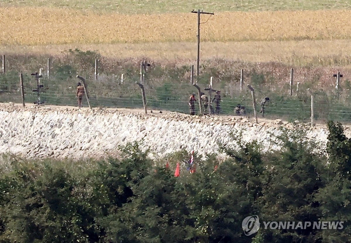 Esta foto, tomada el 9 de octubre de 2024, muestra un área del condado de Kaepung de Corea del Norte en la provincia de Hwanghae del Norte, observada desde un sitio en Paju, una ciudad fronteriza de Corea del Sur, como dijo el ejército de Corea del Norte. "cerrar y bloquear permanentemente la frontera sur" con Corea del Sur cortando todas las conexiones por carretera y ferrocarril con el Sur y construyendo estructuras de defensa en primera línea. (Yonhap)