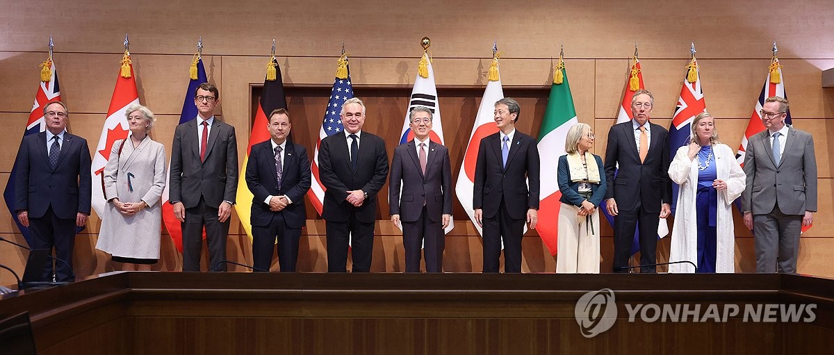 El Vicesecretario de Estado estadounidense, Kurt Campbell (quinto por la izquierda), el Primer Viceministro de Asuntos Exteriores, Kim Hong-kyun (centro), y el Viceministro de Asuntos Exteriores japonés, Masataka Okano (séptimo por la izquierda), posan para una fotografía con los embajadores de los seis países participantes en una equipo de seguimiento de sanciones multilaterales al anunciar su lanzamiento en una conferencia de prensa en el Ministerio de Asuntos Exteriores en Seúl el 16 de octubre de 2024. (Yonhap)