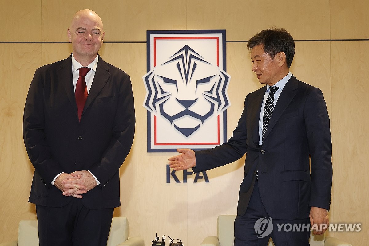 잔니 인판티노 FIFA 회장 맞이하는 정몽규 축협 회장