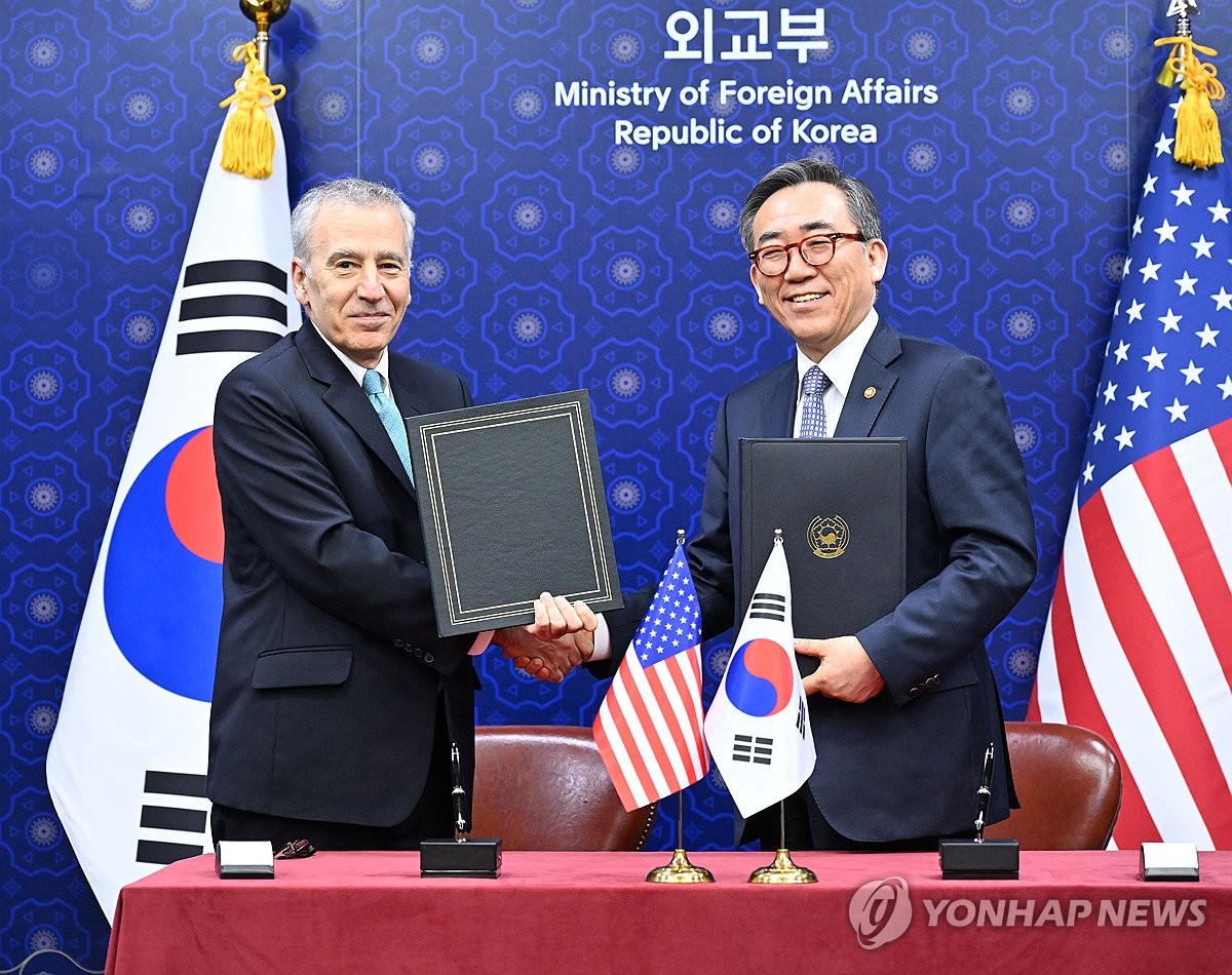 El ministro de Asuntos Exteriores, Cho Tae-yul (derecha), y el embajador de Estados Unidos en Corea del Sur, Philip Goldberg, se dan la mano después de firmar un acuerdo de costos compartidos de defensa, conocido como Acuerdo de Medidas Especiales, en Seúl el 4 de noviembre de 2024, en esta fotografía proporcionada por el ministerio de exteriores. (FOTO NO EN VENTA) (Yonhap)