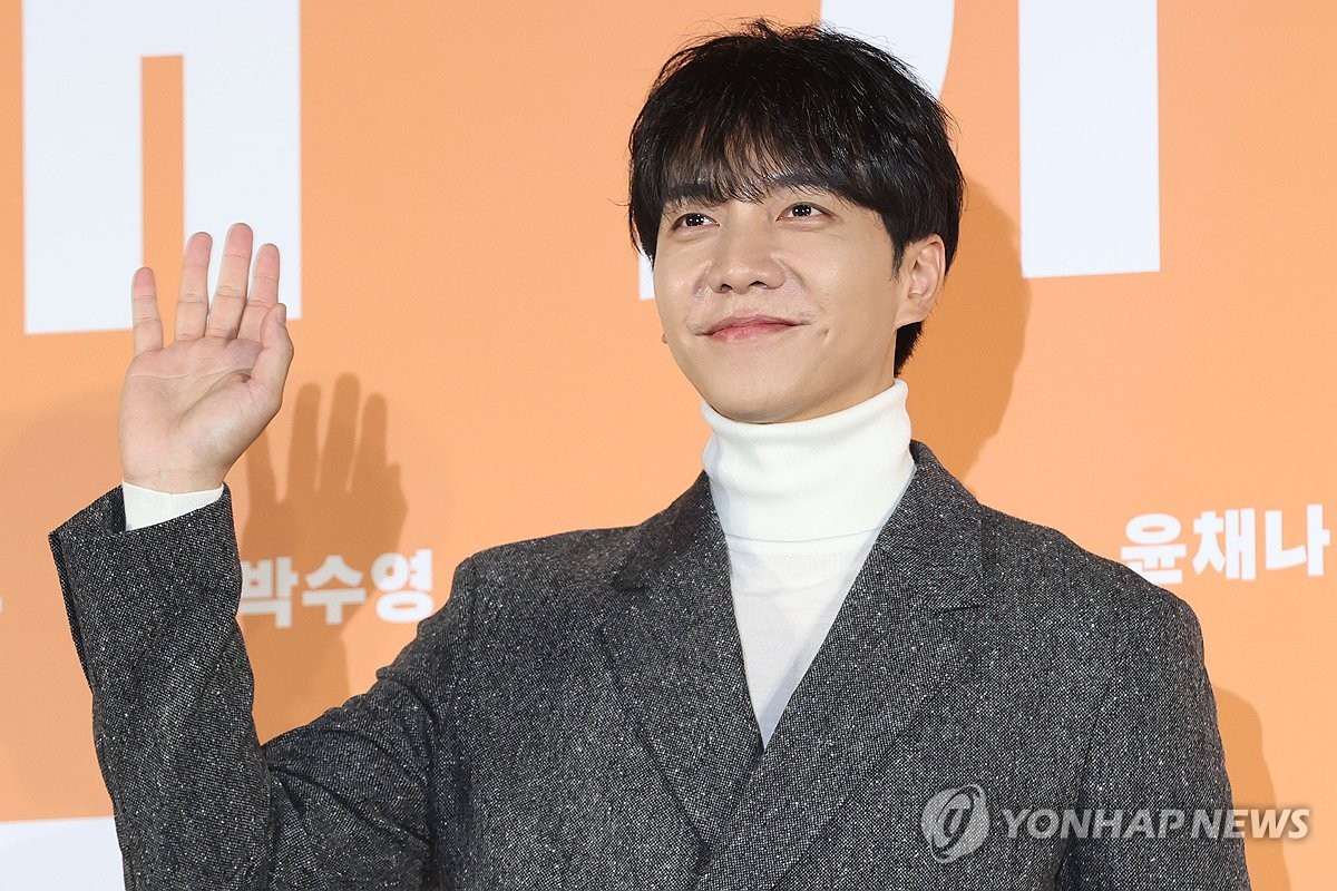 [가요소식] 이승기, 내달 데뷔 20주년 앨범 '위드' 발표