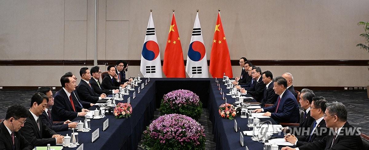 El presidente Yoon Suk Yeol y el presidente chino Xi Jinping celebran una cumbre en Lima, Perú, el 15 de noviembre de 2024, al margen de la cumbre de Cooperación Económica Asia-Pacífico. (Yonhap)