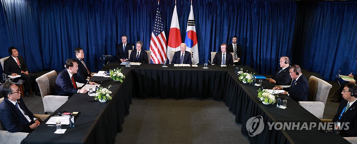 El presidente surcoreano, Yoon Suk Yeol, el presidente estadounidense, Joe Biden, y el primer ministro japonés, Shigeru Ishiba, celebran una cumbre trilateral celebrada en el Centro de Convenciones de Lima, Perú, el 16 de noviembre de 2024. (Yonhap)