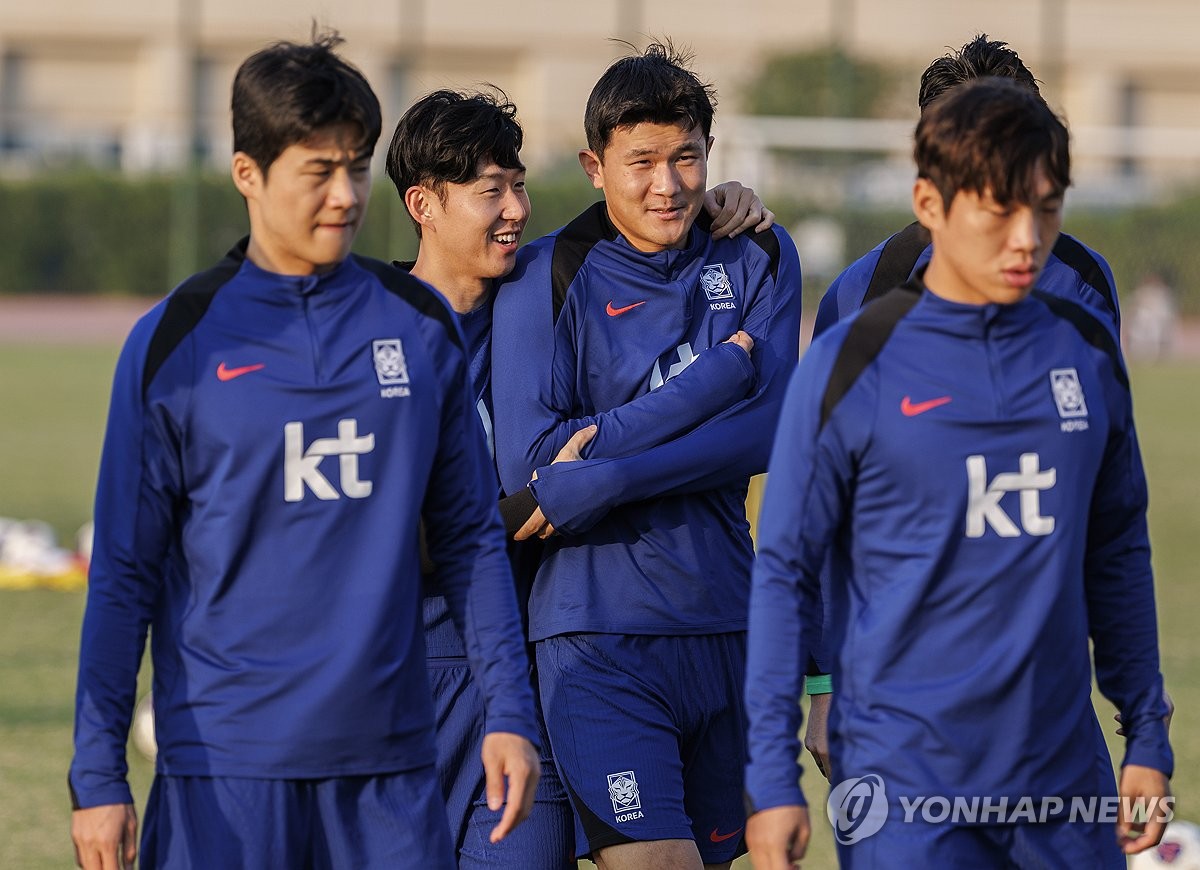 좋은 팀 분위기 만큼 밝은 표정의 손흥민과 김민재