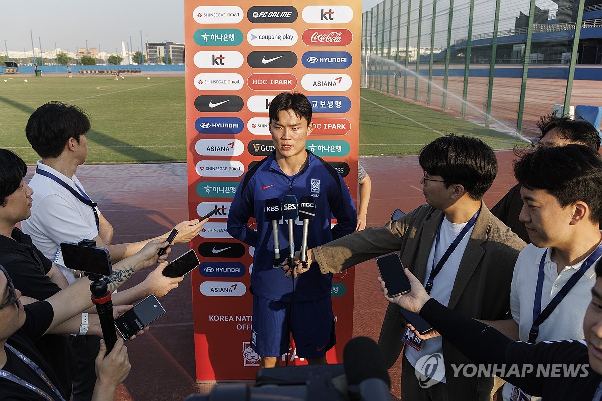 인터뷰하는 축구대표팀 오현규