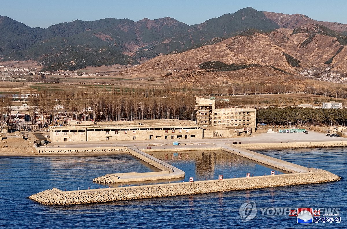 Esta foto, publicada por la Agencia Central de Noticias de Corea oficial de Corea del Norte el 26 de noviembre de 2024, muestra una granja costa afuera en construcción en la ciudad portuaria de Shinpo, en el este de Corea del Norte, provincia de Hamgyong del Sur. (Para uso únicamente en la República de Corea. Sin redistribución) (Yonhap)