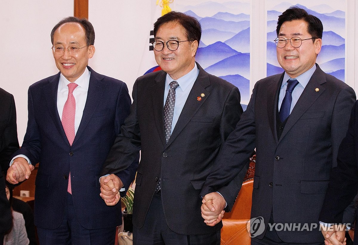 (De izquierda a derecha) el representante Choo Kyung-ho, líder parlamentario del gobernante Partido del Poder Popular; el presidente de la Asamblea Nacional, Woo Won-sik; y el representante Park Chan-dae, líder parlamentario del principal partido opositor, el Partido Demócrata, posan para una fotografía antes de su reunión en la Asamblea Nacional en Seúl el 26 de noviembre de 2024. (Foto de la piscina) (Yonhap)