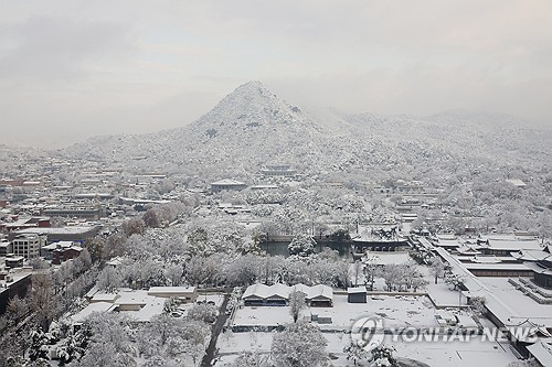 El monte Bugaksan cubierto de nieve