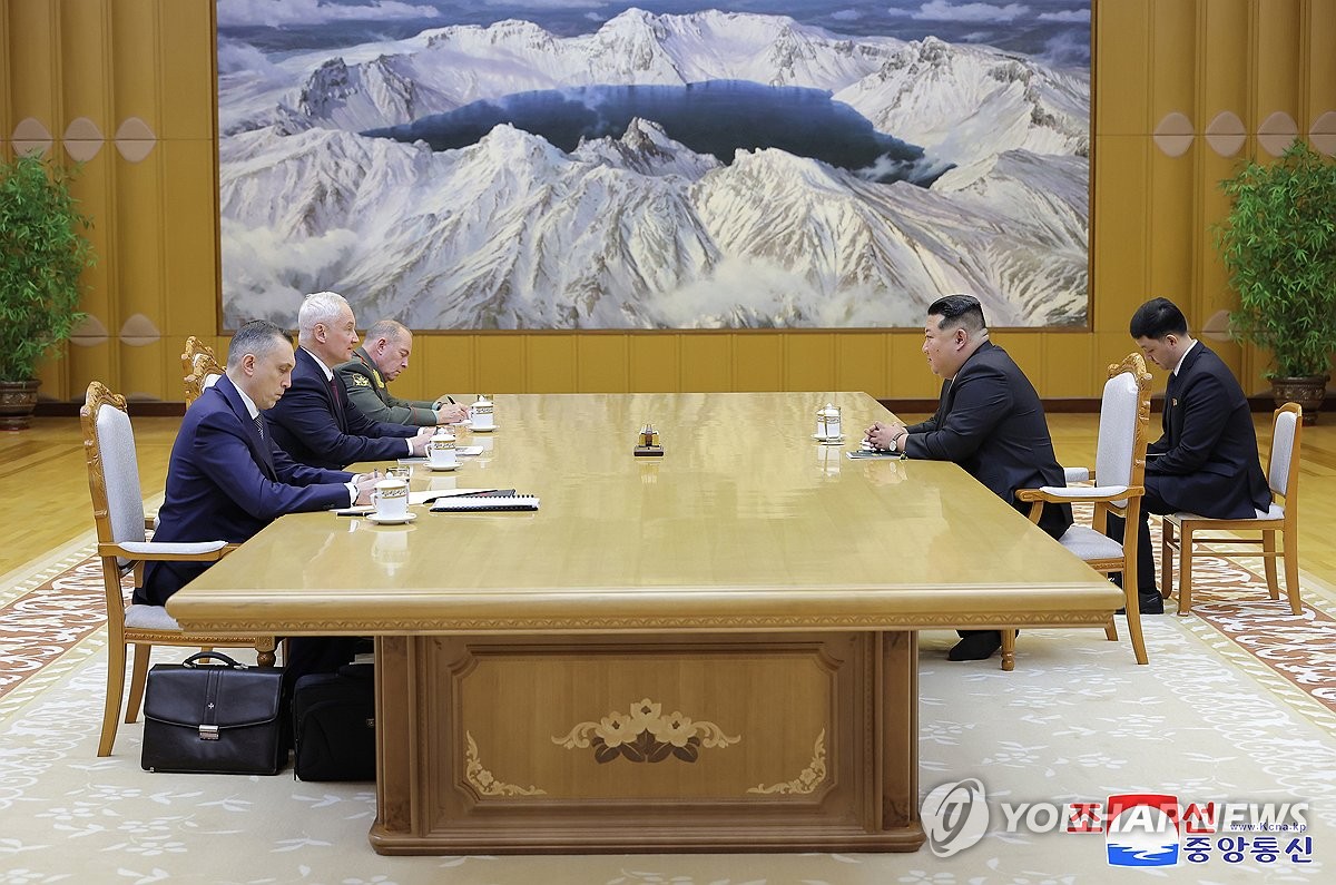 Esta foto, publicada por la Agencia Central de Noticias Coreana oficial de Corea del Norte el 30 de noviembre de 2024, muestra al líder norcoreano, Kim Jong-un (R), reuniéndose con el ministro de Defensa ruso, Andrei Belousov, en Pyongyang el día anterior. (Para uso únicamente en la República de Corea. Sin redistribución) (Yonhap)