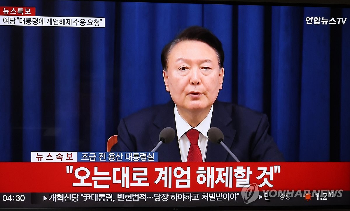 Yonhap News TV'nin canlı yayınından alınan bu görüntüde, Başkan Yoon Suk Yeol, başkanlık ofisinde yaptığı bir konuşmada olağanüstü halin kaldırıldığını duyuruyor. (FOTOĞRAF SATILIK DEĞİLDİR) (Yonhap)