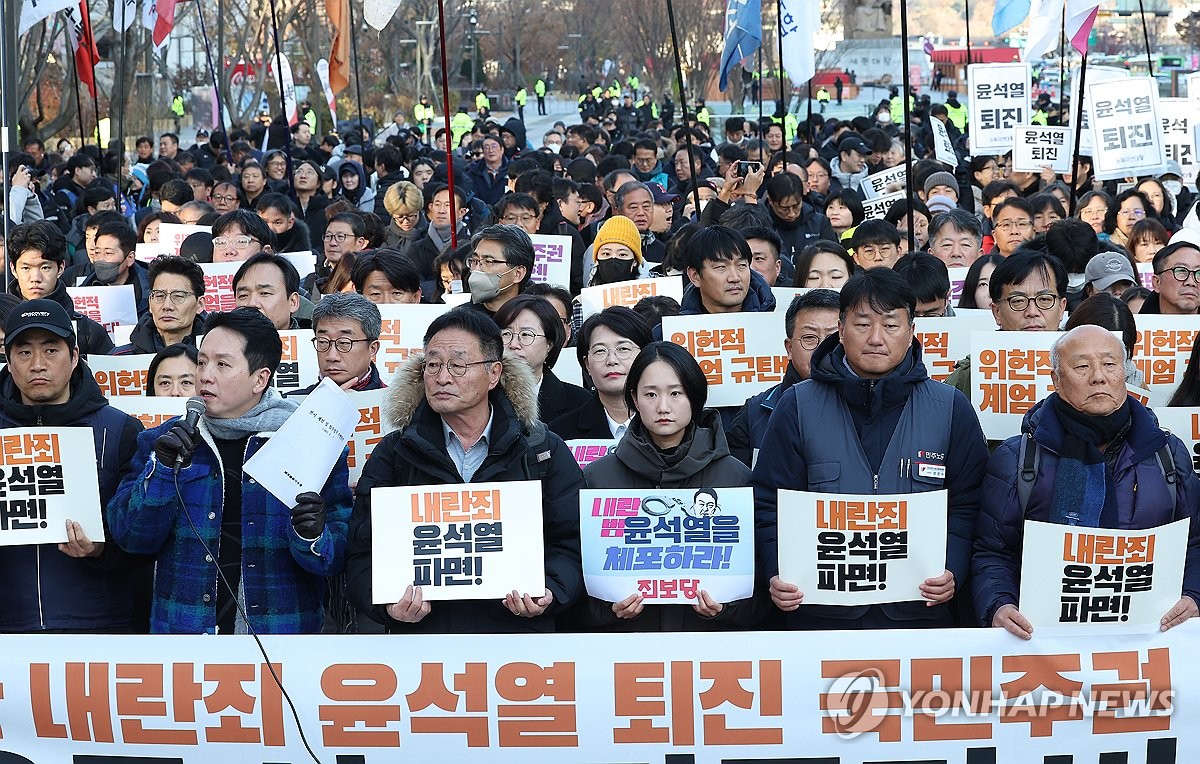 Grupos cívicos celebran una manifestación en el centro de Seúl, el 4 de diciembre de 2024, para condenar la declaración de ley marcial de emergencia del presidente Yoon Suk Yeol. (Yonhap) 