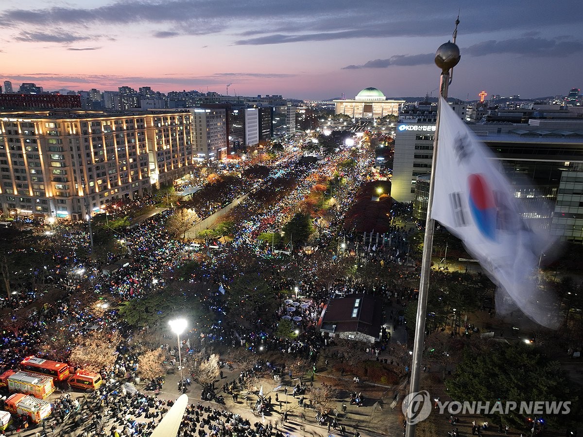 국회전에 모인 많은 시민