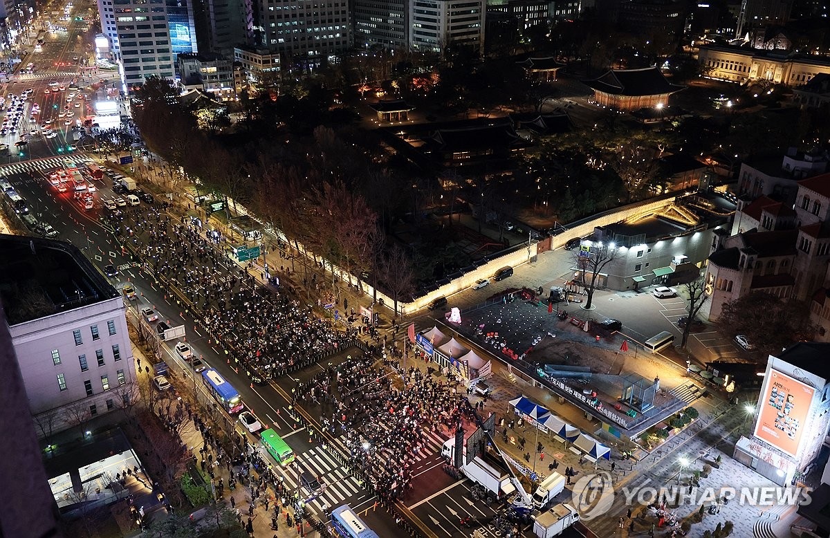 보수 단체도 집회 개최 「대통령 지키자」