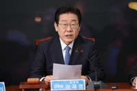 이재명, 대권가도 신중 관리…野 "먼저 대선 말하면 오만"
