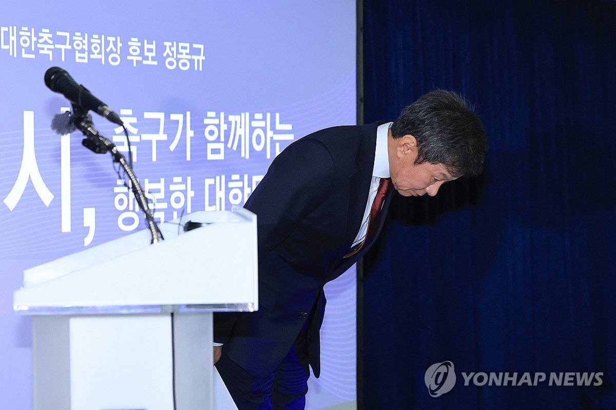 공약 발표에 앞서 인사하는 정몽규 축구협회장 후보