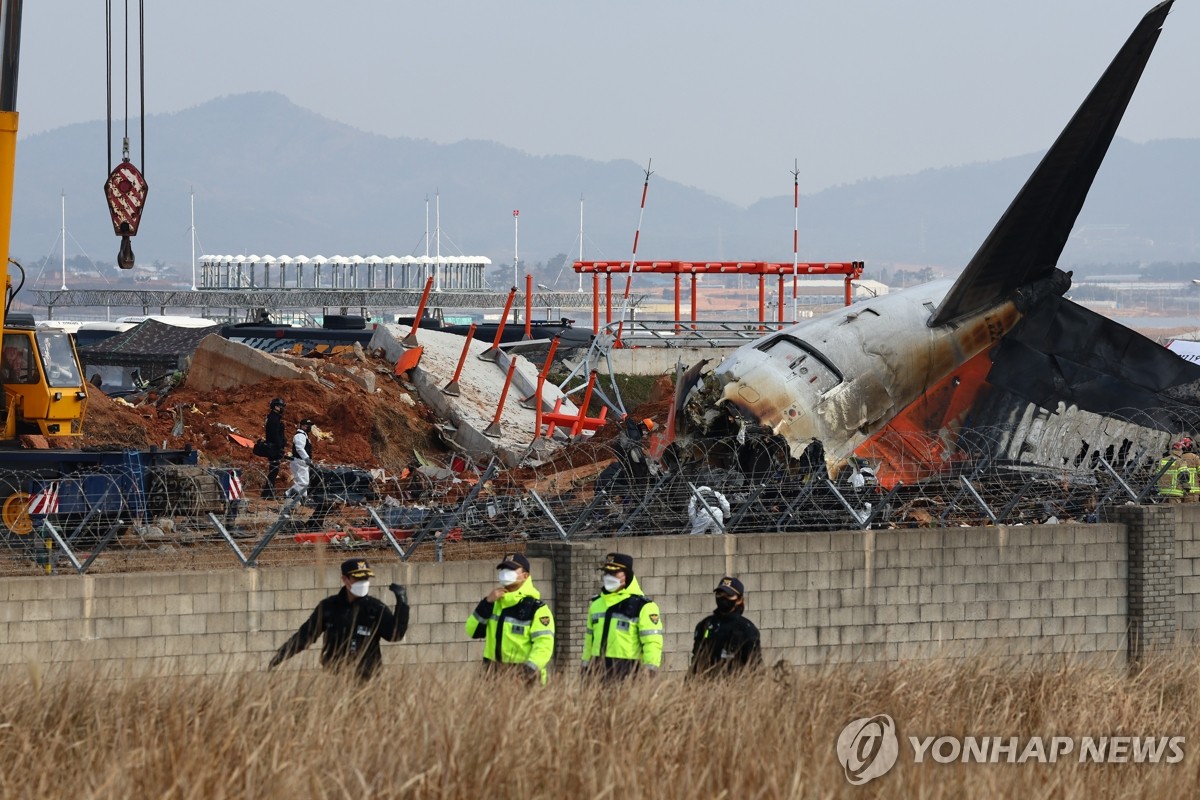 제주항공 여객기 충돌로 파손된 무안공항 방위각 시설