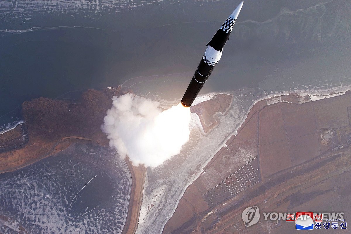 Esta fotografía, publicada por la Agencia Central de Noticias Coreana oficial de Corea del Norte el 7 de enero de 2025, muestra el lanzamiento de prueba de un nuevo misil balístico hipersónico de alcance intermedio el día anterior. (Para uso únicamente en la República de Corea. Sin redistribución) (Yonhap)