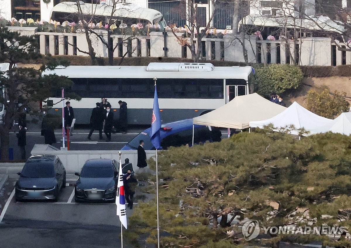 Un convoy que transporta al presidente acusado Yoon Suk Yeol llega al Tribunal Constitucional de Seúl el 21 de enero de 2025. (Yonhap)