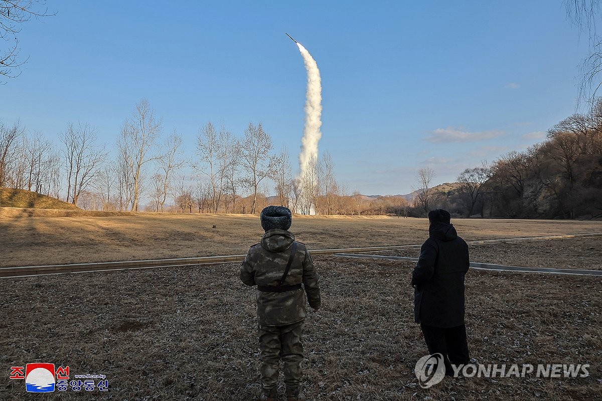 El líder norcoreano Kim Jong-un observa un lanzamiento de la prueba de misiles guiados por cruceros estratégicos de mar de mar al 25 de enero de 2025, en esta foto de archivo publicada por la Agencia Central de Noticias de Corea al día siguiente. (Para usar solo en la República de Corea. Sin redistribución) (Yonhap)