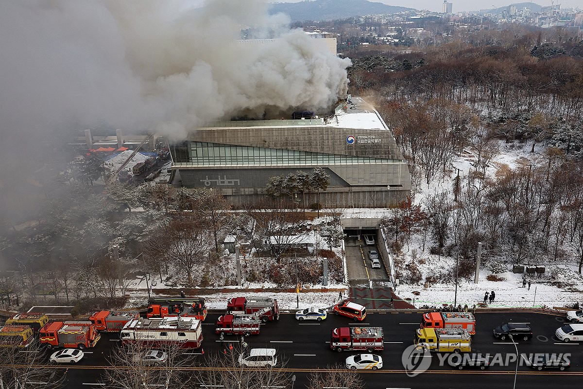 Hume de humo pesado fuera del Museo Nacional Hangeul en el centro de Seúl el 1 de febrero de 2025, mientras los bomberos trabajan para contener un incendio en el museo. (Yonhap)