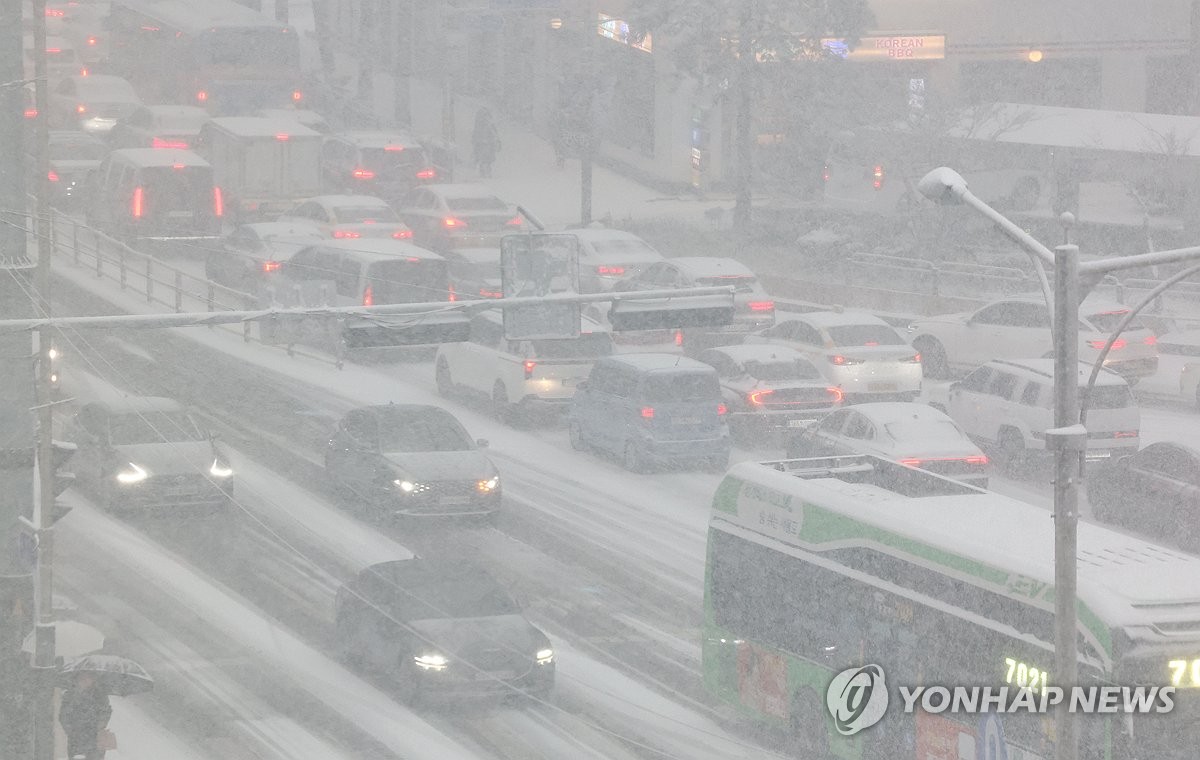 大雪で渋滞