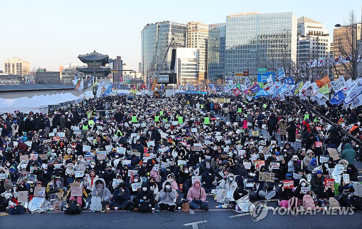 Los manifestantes asisten a una manifestación cerca de la estación de Gyeongbokgung en Seúl el 8 de febrero de 2025, para pedir la renuncia inmediata del presidente Yoon Suk Yeol. (Yonhap)