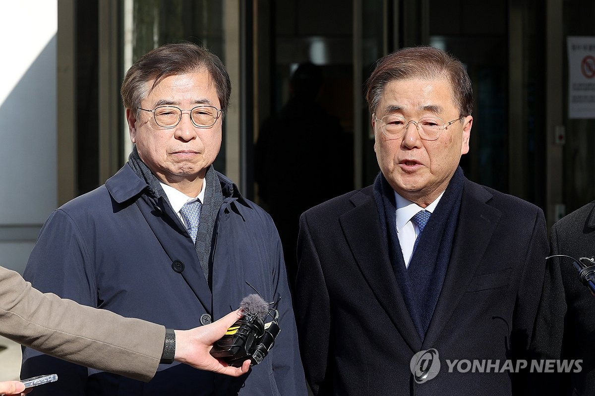 El ex asesor de seguridad nacional y ministro de Relaciones Exteriores, Chung Eui-yong (R) y Suh Hoon, ex jefe del Servicio Nacional de Inteligencia, hablan con periodistas en el Tribunal de Distrito Central de Seúl en la capital el 19 de febrero de 2025. (Yonhap)