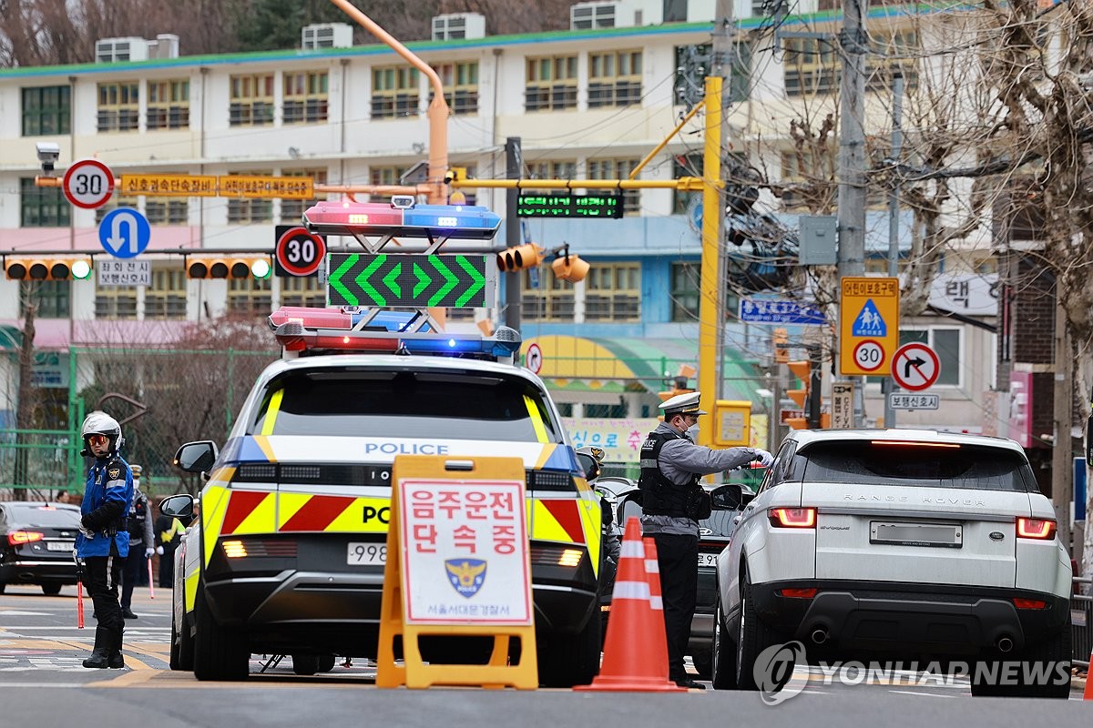 小学校前で飲酒運転の取り締まり